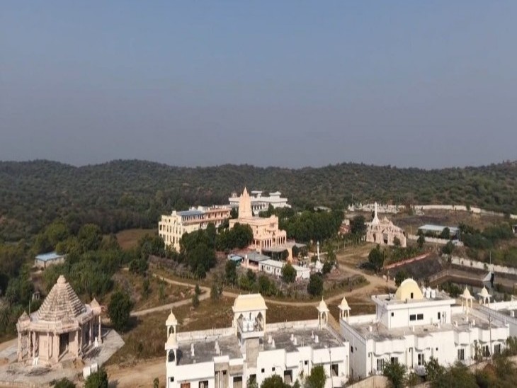 यह आवां का जैन अतिशय क्षेत्र, जिसका शिलान्यास सन 2000 में पूज्य गुरुदेव मुनि सुधा सागर जी महाराज ने किया था। उसके बाद यह धीरे धीरे करीब सौ बीघा में विस्तारित हो गया।