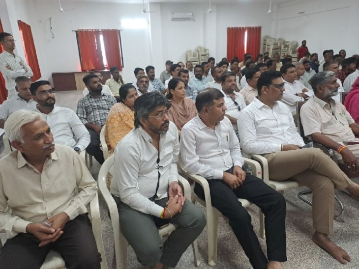 पाली के भाजपा कार्यालय में रविवार को प्रधानमंत्री मोदी के मन की बात कार्यक्रम को लाइव देखने पहुंचे भाजपाई।