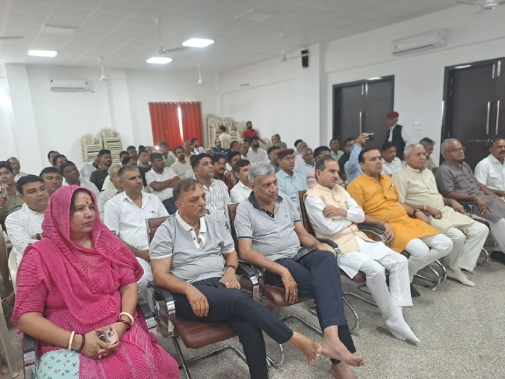 पाली के भाजपा कार्यालय में रविवार को प्रधानमंत्री मोदी के मन की बात कार्यक्रम को लाइव देखने पहुंचे भाजपाई।