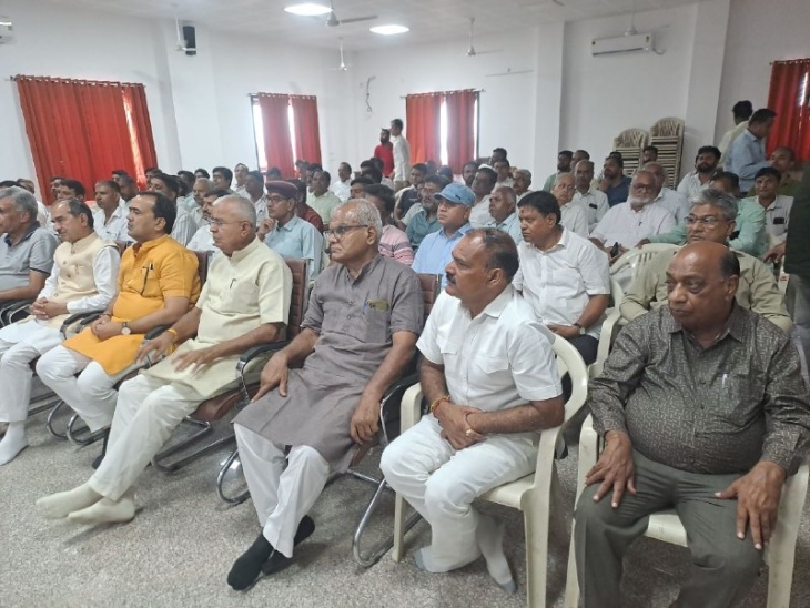पाली के भाजपा कार्यालय में रविवार को प्रधानमंत्री मोदी के मन की बात कार्यक्रम को लाइव देखने पहुंचे भाजपाई।