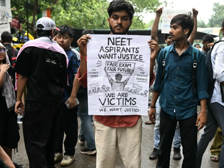 पेपर लीक और धर्मेंद्र प्रधान के इस्तीफे को लेकर जंतर-मंतर समेत देशभर में विरोध प्रदर्शन हुए.