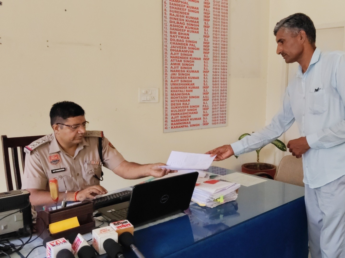 थाना प्रभारी को शिकायत देते हुए भारतीय सेना के सेवानिवृत्त परमजीत सिंह।