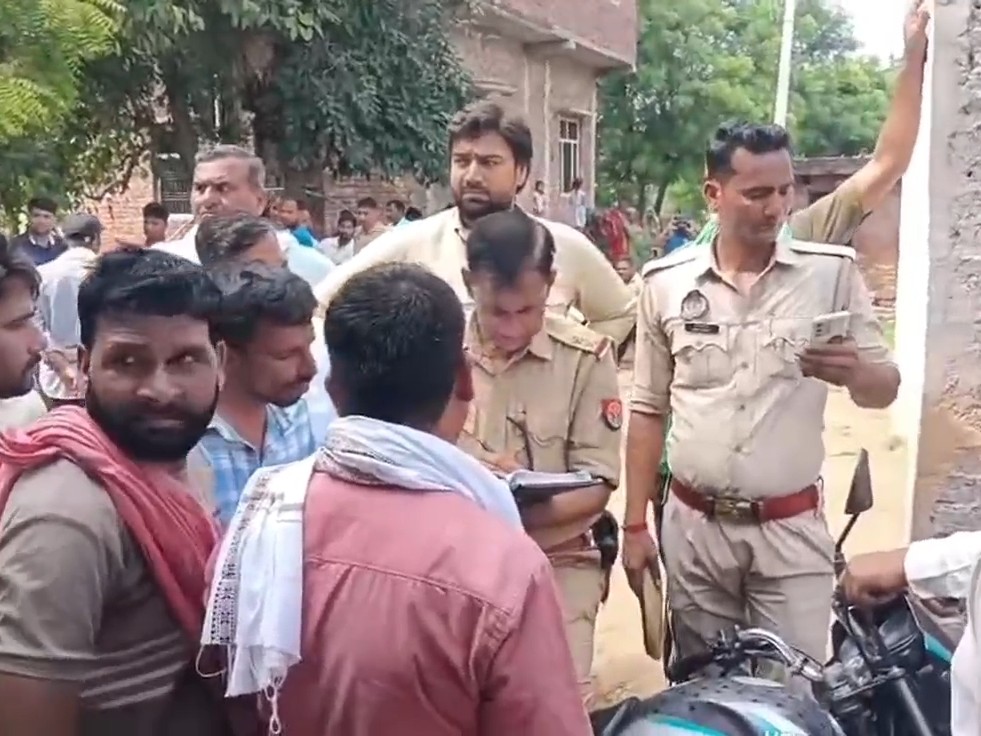 हत्या की खबर मिलते ही घर के बाहर आसपास के लोगों की भीड़ लग गई। पुलिस टीम ने उन लोगों से भी पूछताछ की।