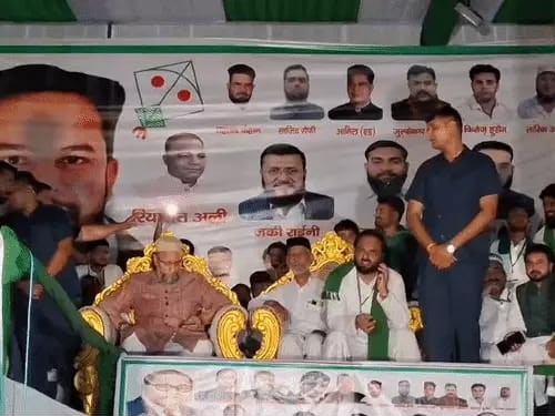 कल रात एक साथ मंच पर ओवैसी और जफर अली थे। ओवैसी ने जफर अली की जमकर तारीफ की।