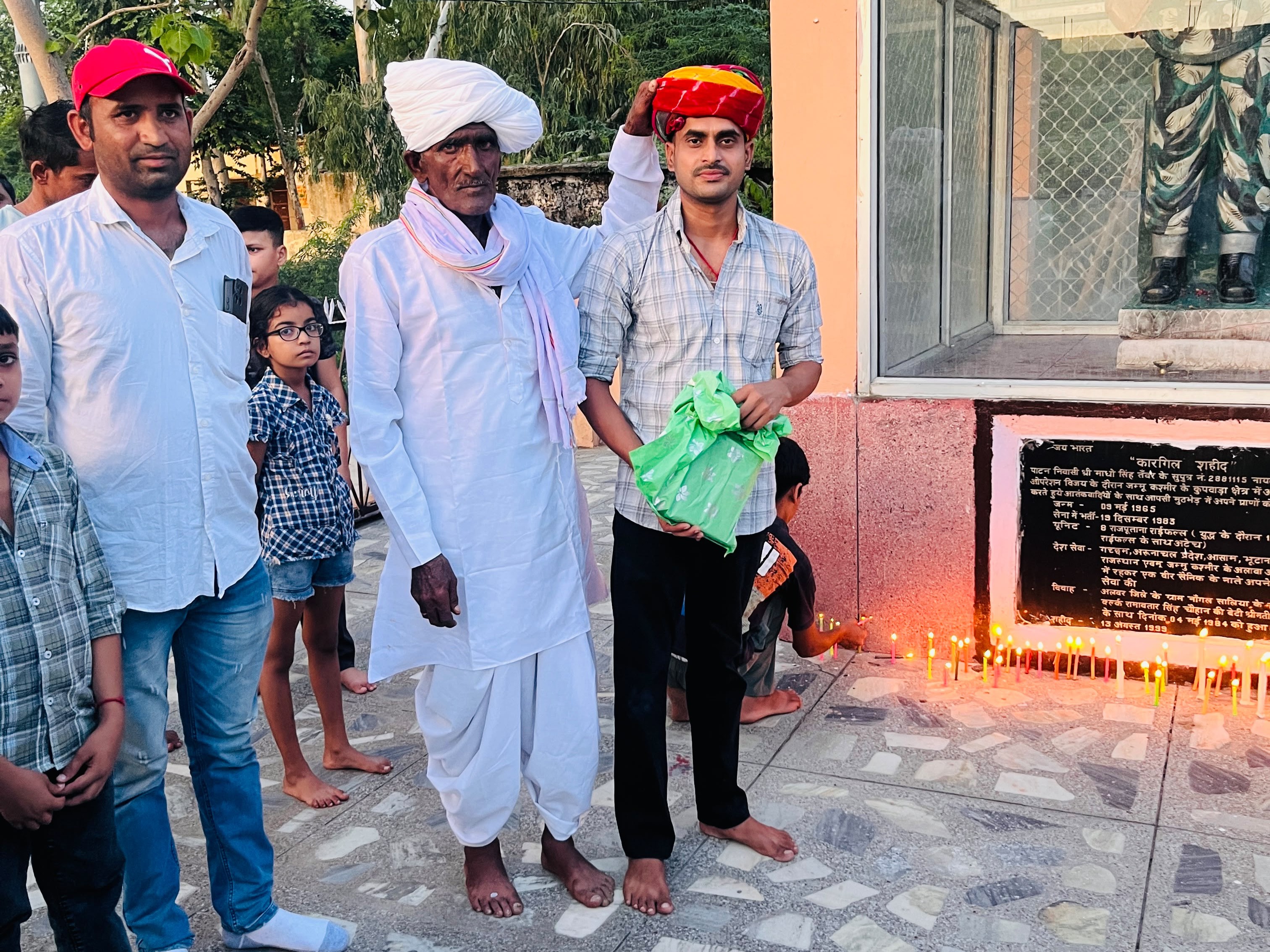 शहीद के बेटे का सम्मान किया।