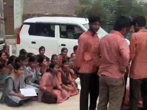 दिल्ली लाठीचार्ज के विरोध में स्कूल के बाहर धरने पर बैठे बच्चे।