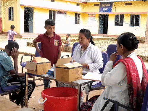 प्रभावित छात्रावासों में स्वास्थ्य विभाग की टीमें कैंप लगाकर लोगों की जांच कर रही हैं।