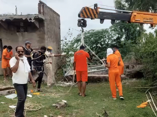 क्रेन की मदद से कुएं से शव को बाहर निकाला गया।