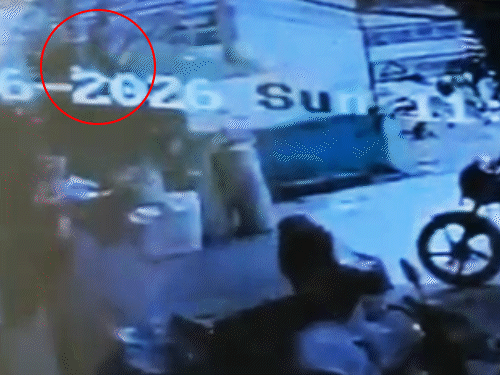CCTV फुटेज में आरोपी युवक जेवरात से भरा बैग लेकर भागते दिखाई दिया।
