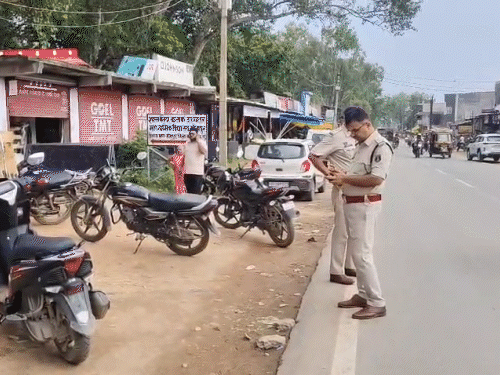 घटनास्थल का मुआयना करती हुई सीतापुर पुलिस।