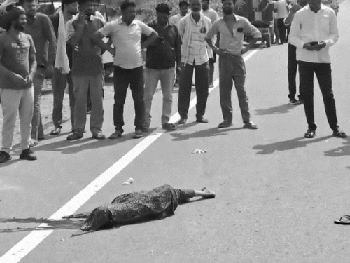 हादसे के बाद रेहान का शव सड़क पर पड़ा रहा। जिसके कारण लोगों की भीड़ जमा हो गई।