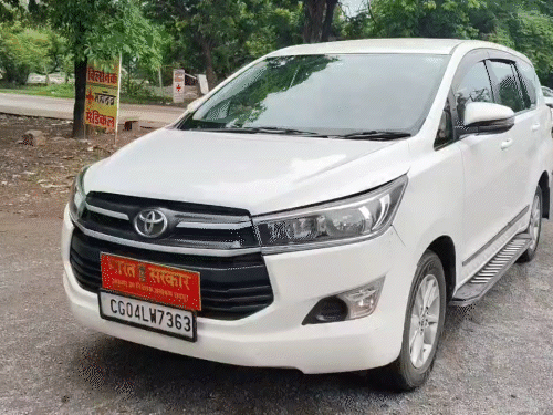 भारत सरकार लिखी गाड़ी से पहुंचे हैं अफसर।