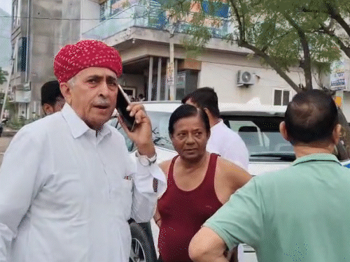 सांसद ने मौके से आयुक्त और इंस्पेक्टर को कॉल लगाया और फटकारा।