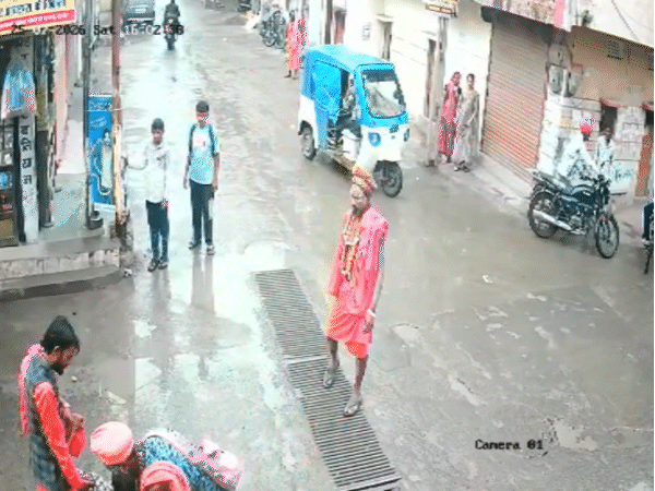 हाथी के हमले के बाद महावत के साथियों ने उसकी मदद की.