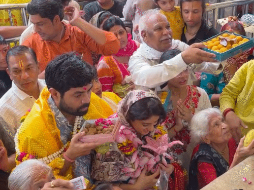 दीपिका द्वारा शेयर किए गए वीडियो में एक बुजुर्ग महिला प्रसाद लेती नजर आ रही हैं.