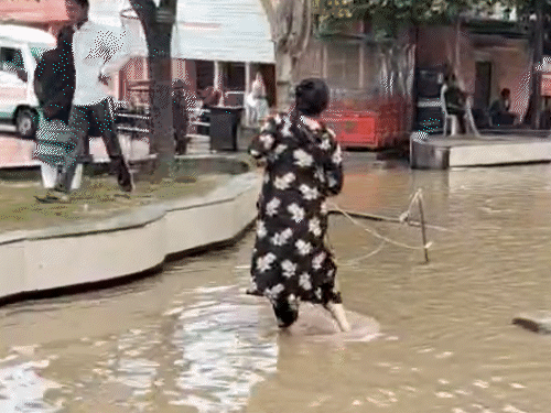 मेरठ में मेडिकल कॉलेज परिसर में भारी जलभराव होगा। मरीज और तीमारदार बारिश के पानी चलते नजर आए।