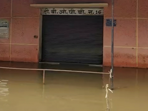 मेरठ में शनिवार को जोरदार बारिश की वजह से मेडिकल कॉलेज में पानी घुस गया। टीबी ओपीडी में पानी भरने की वजह से उसे बंद करना पड़ा।