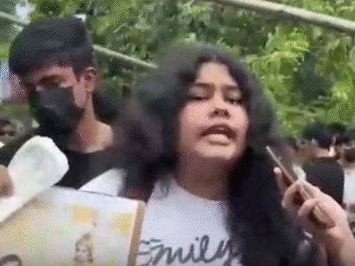 असम गण परिषद (AGP) के नेता केशब महंत की बेटी दिबीसा महंत 23 जुलाई को गुवाहाटी में आयोजित प्रदर्शन में शामिल हुई थीं।