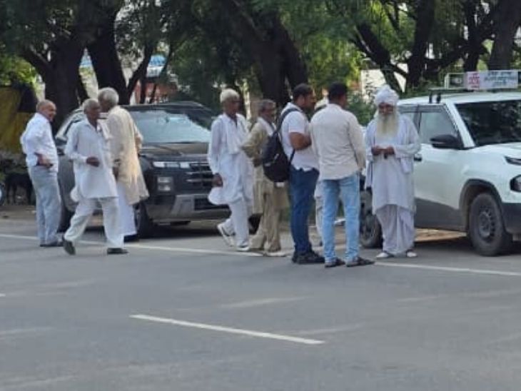 दावा है कि पुलिस ने मकड़ौली टोल के पास हुई पंचायत के बाद किसान नेता उमेद सिंह को पकड़ा। दो घंटे बाद टॉल के पास ही उन्हें छोड़कर चले गए।