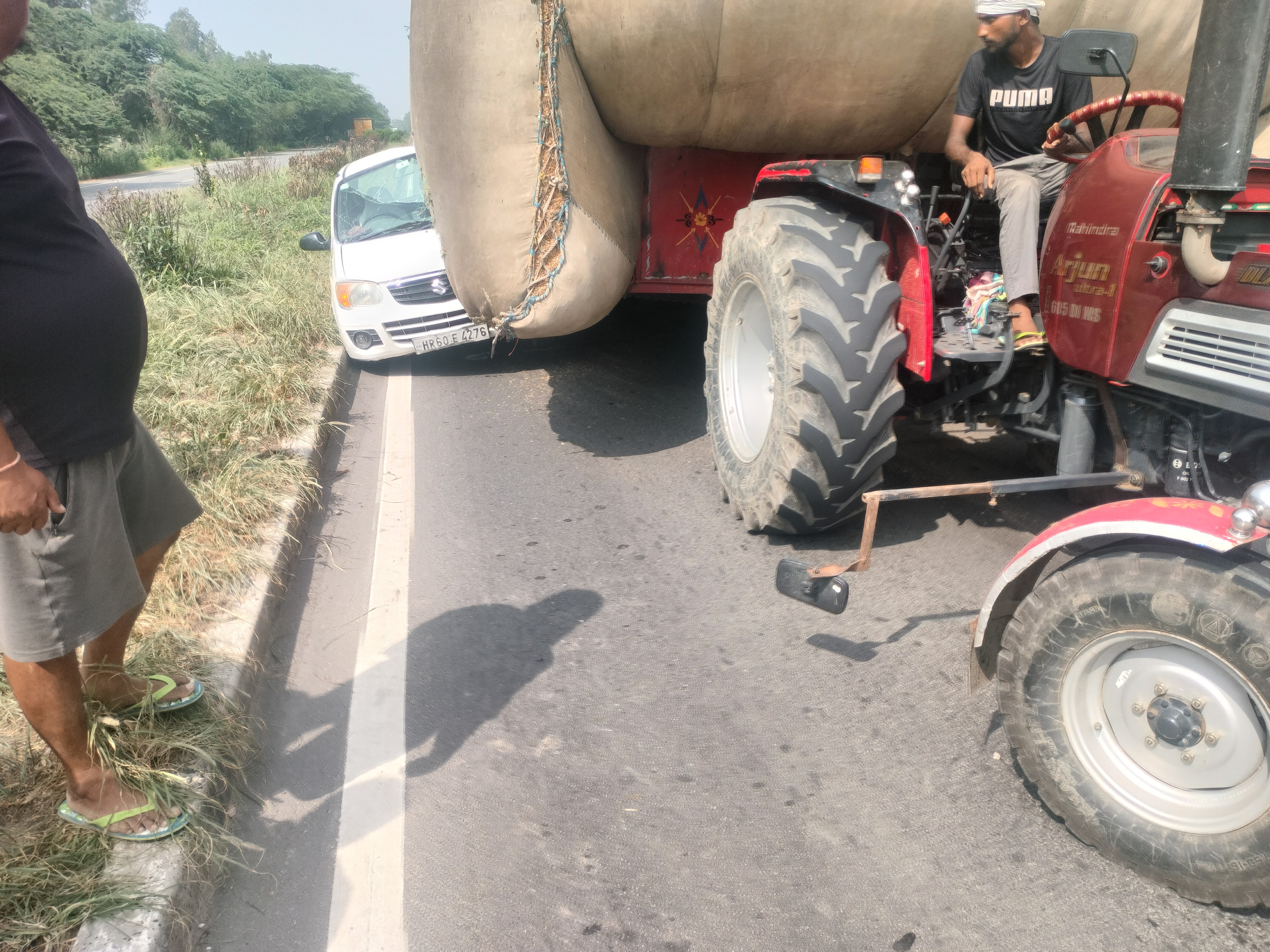 पानीपत में एक संत घायल, डिवाइडर से टकराई कार; पुलिस ने ट्रैक्टर-ट्रॉली जब्त की|मतलौडा,Matlouda - Dainik Bhaskar