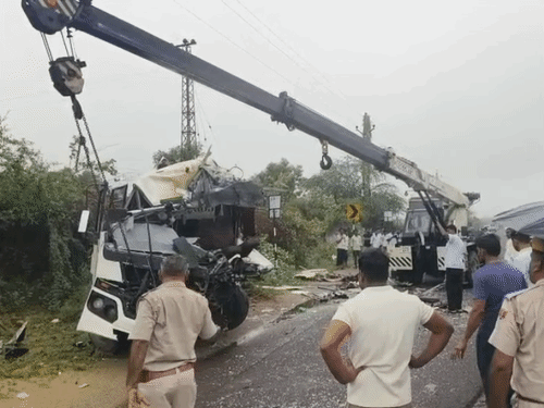 क्रेन की सहायता से क्षतिग्रस्त बस को सड़क किनारे रखवाया गया।