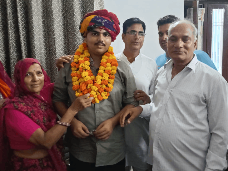 परिवार के सदस्यों ने कहा कि खुशाल अपनी फैमिली के पहले सदस्य है जो डॉक्टर बनने जा रहे है।