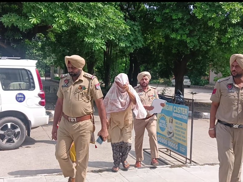 मृतका की बहू परमिंदर कौर की शिकायत पर पुलिस ने आरोपी महिला केयरटेकर पर केस दर्ज कर लिया है, अब जांच की जा रही है।