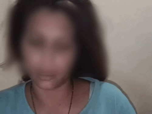 ट्यूटर से पूछने पर उसने कहा कि वह स्टूडेंट के साथ ही रहेगी।