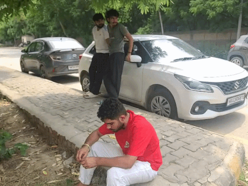 खानपुर PGI में बैठे मोंटी के दोस्त।
