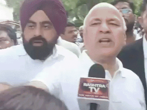 25 जुलाई को जब मनीष सिसोदिया जंतर-मंतर पहुंचे तो उनसे भी पंजाब में पेपर लीक बताकर एक युवक भिड़ गया।