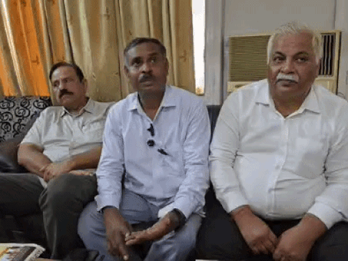 रविवार को पीडब्ल्यूडी रेस्ट हाउस में आयोजित प्रेस कॉन्फ्रेंस के दौरान कंपनी के पार्टनर - Dainik Bhaskar