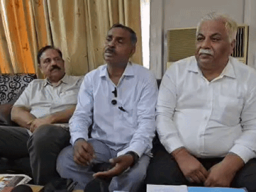 प्रेस कॉन्फ्रेंस में साझेदारों ने कोर्ट के आदेश, पुलिस में दर्ज एफआईआर और अन्य दस्तावेज भी मीडिया के सामने रखे।
