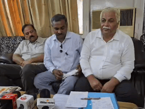 मामले की जानकारी देते साझेदार।