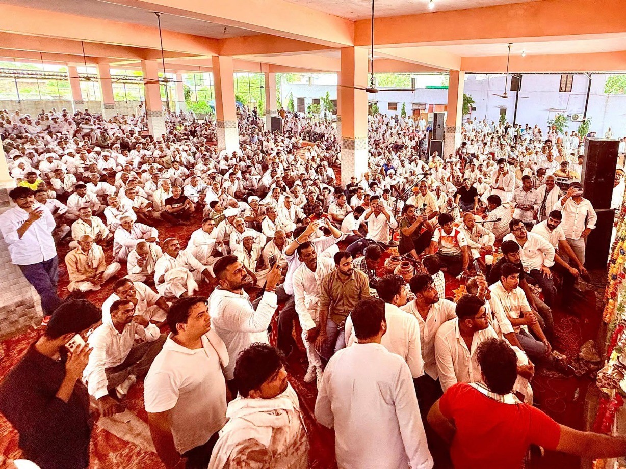 सम्मान समारोह में पहुंचे लोग।