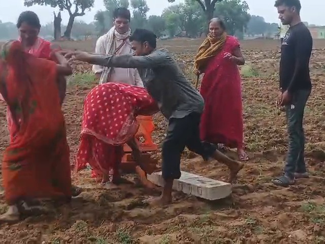 महिला को धकेलता युवक।
