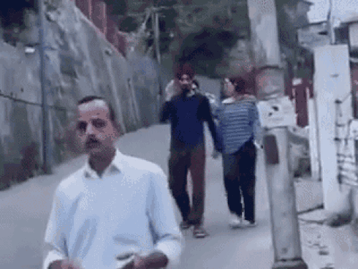 मई में अर्शदीप और समरीन हिमाचल प्रदेश के धर्मशाला की सड़क पर हाथों में हाथ डालकर घूमते नजर आए थे।