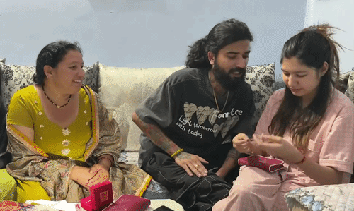 अनुराग रितिका को मंगलसूत्र पहनाते हुए।