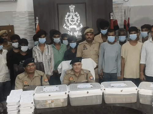 पुलिस ने दो नाबालिग समेत 16 आरोपियों को गिरफ्तार किया है। आरोपियों के कब्जे से 1 करोड़ 28 लाख 99 हजार 310 रुपये नकद बरामद किए गए हैं।