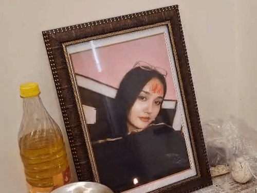 रिया के घर में रखी उनकी तस्वीर।