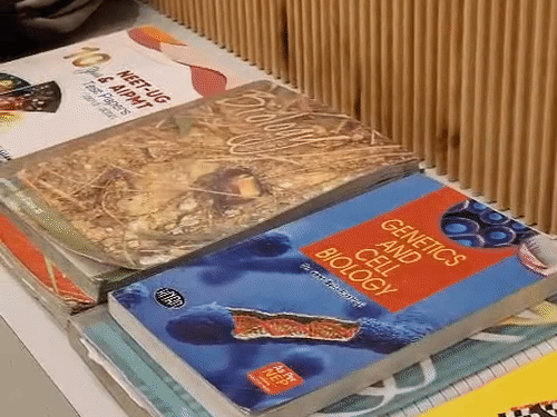 रिया के कमरे में रखीं उनकी किताबें।