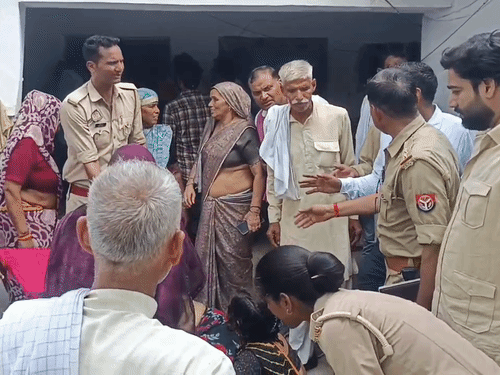 घटना की जानकारी पर पहुंचे मायके के लोग रोते-बिलखते। परिजनों से पुलिस टीम पूछताछ की।
