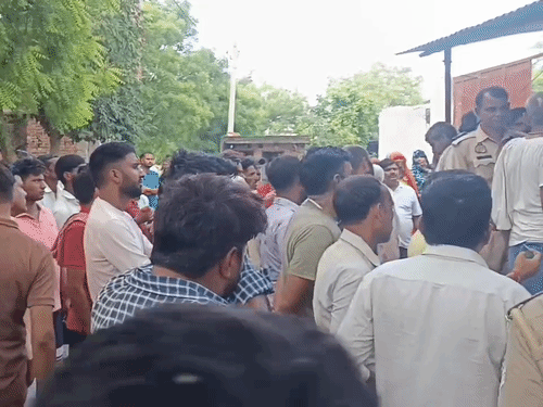 घटना के बाद घर के बाहर स्थानीय लोगों की भीड़ जुटी।