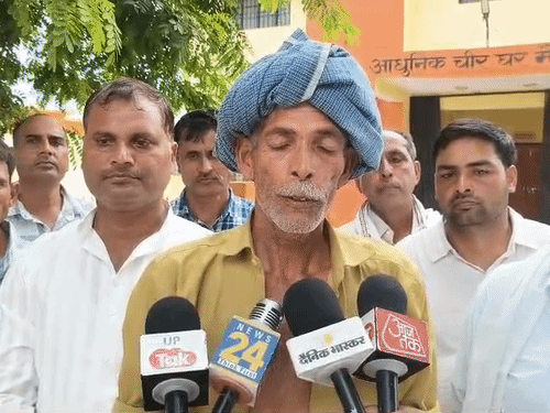 ये नीतू के पिता पिता बलराम यादव हैं, जिनका कहना है कि दामाद संजेश ने बेटी के सिर पर फावड़े से वार किया।