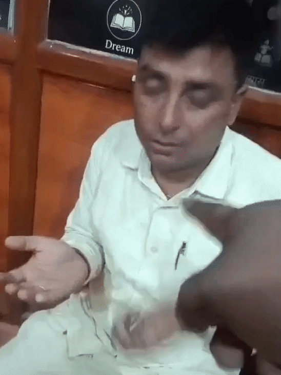 सीन 3- आरोपी टीचर ने थूककर चाटा। इसके बाद हाथ जोड़कर माफी मांगी।