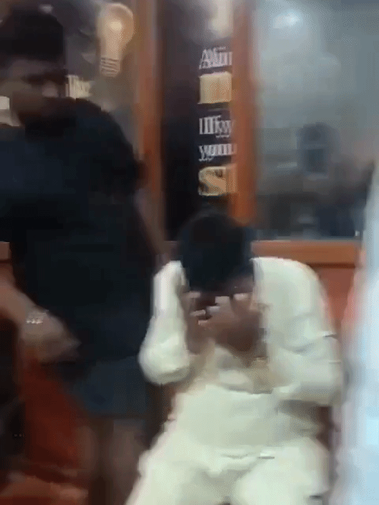 पिटाई के दौरान टीचर अपना मुंह छिपाता रहा।