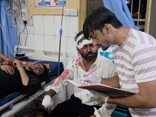 कार सवार को घायलों के गढ़ सीएचसी में प्राथमिक इलाज के बाद मेरठ रेफर किया गया।