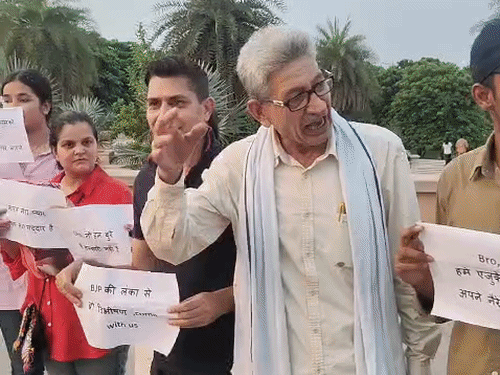 विक्ट्री मार्च में लोग वीर शहीदों की तस्वीरों वाले पोस्टर लेकर पहुंचे।