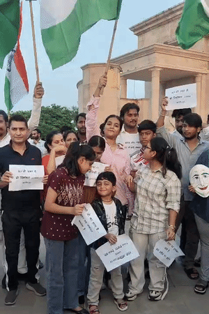 विक्ट्री मार्च में युवा और बच्चे शामिल हुए।