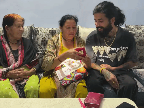 अनुराग रितिका की मां को रिंग गिफ्ट करते हुए।