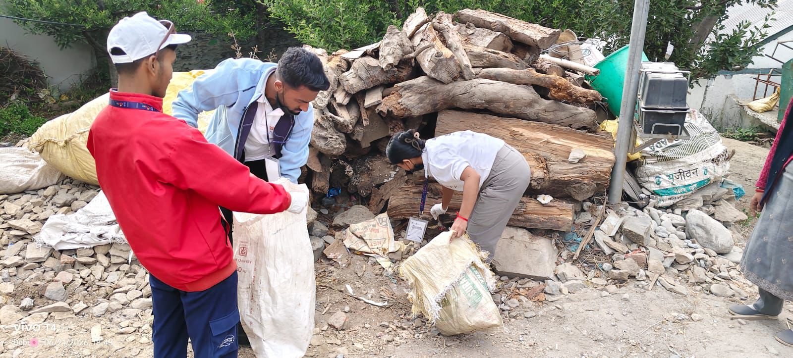 युवाओं ने गांवों स्वच्छता अभियान चलाया।